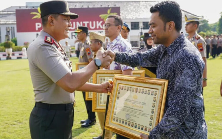 Kapolda Jateng Beri Penghargaan Kepada Personel dan Mitra Berprestasi