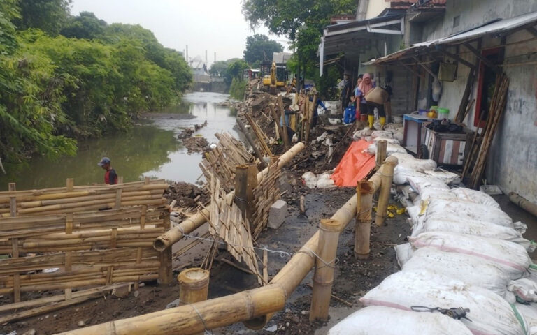Tangani Darurat, BPBD Jateng Tutup Tanggul Sungai Silandak Yang Jebol