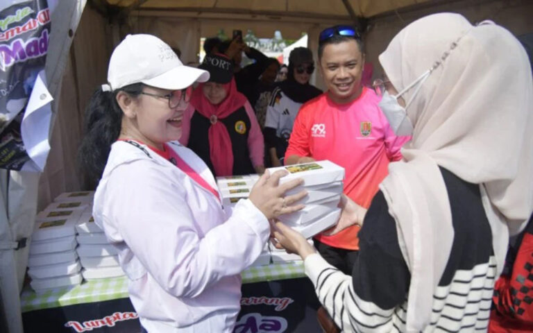 Warga Semarang Antusias Bawa Botol Plastik Bekas Tukar Lumpia Gratis!