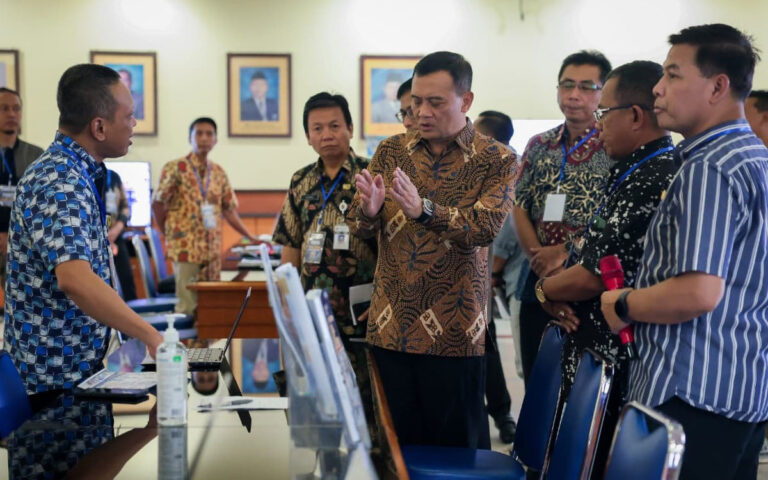 Turun ke Posko dan SMAN 3 Semarang, Luthfi Pastikan SPMB Jateng Berjalan Lancar