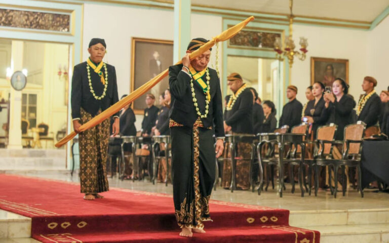 Kirab Malam 1 Suro Mangkunegaran Sedot Ribuan Warga