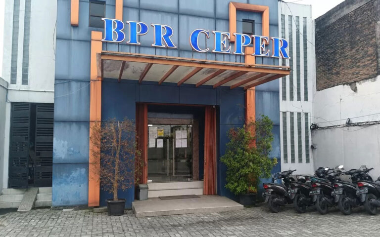 OJK Cabut Izin Usaha PT BPR Ceper Permata Artha