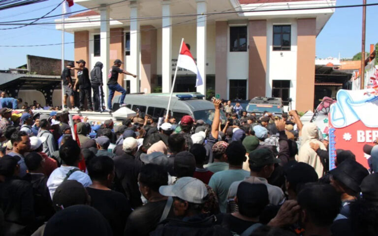 Ketukan Palu Hakim dan Amarah Massa di Pengadilan Tipikor Semarang