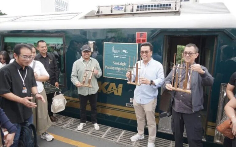KAI Wisata Bersama Plataran dan Whoosh Luncurkan Paket Wisata Nostalgic Parahyangan Escape