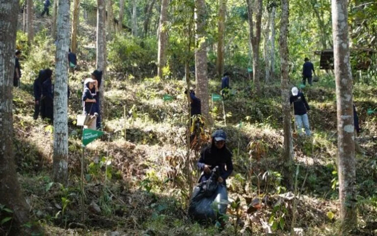 Telkomsel Ajak Relawan Hijaukan Waduk Sermo