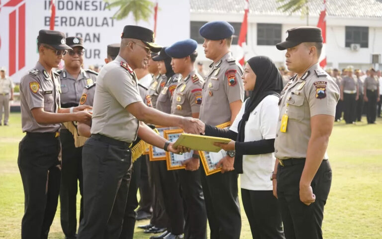 Kapolda Jateng Berikan Penghargaan 37 Personel Polri dan 12 Masyarakat Sipil Berprestasi