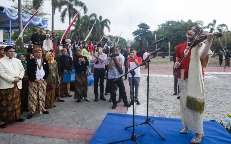 Suara Emas Cicit Keponakan WR Soepratman Memukau di Hari Jadi ke-81 Jateng