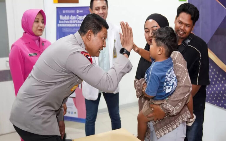 Kapolda Jateng Berikan Semangat Kepada Anak Penderita CTEV di RS Bhayangkara Semarang