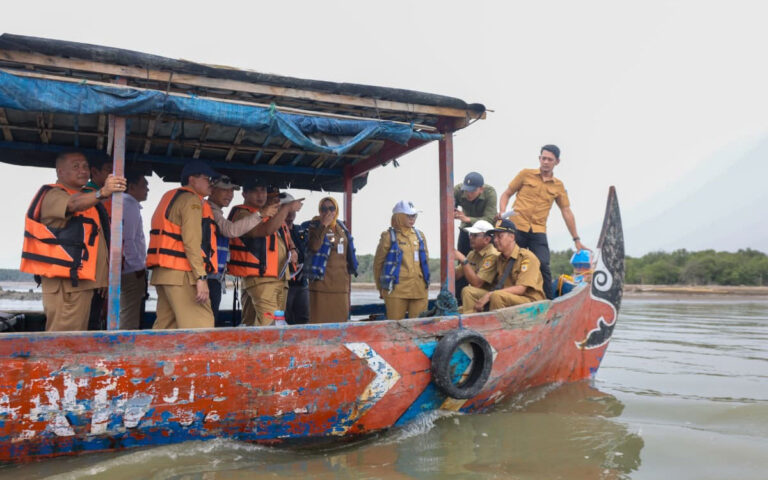 Taj Yasin Kawal Pembangunan Hybrid Seawall, Warga Demak Menatap Pemulihan Tambak